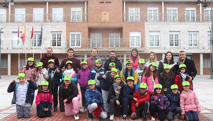 Escolares de Cabanillas celebran la Constitución visitando el Ayuntamiento