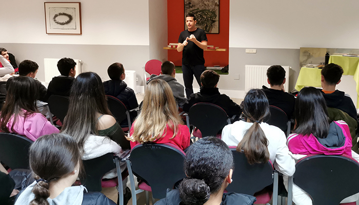 Cerca de 500 estudiantes de Secundaria de Azuqueca asisten a las sesiones de cuentos en inglés de la Biblioteca Municipal