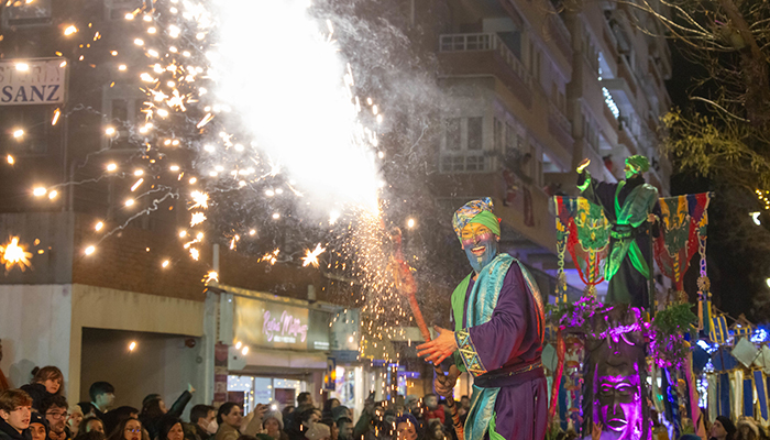 Guadalajara se vuelca con la llegada de los Reyes Magos en una  espectacular cabalgata de color y fantasía