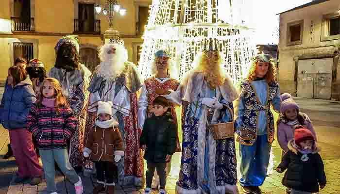 Los Reyes Magos ilusionan a niños y mayores en Pareja